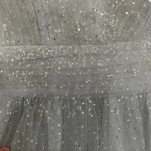 Elegant White Sleeveless Dress - Picture 4 of 13